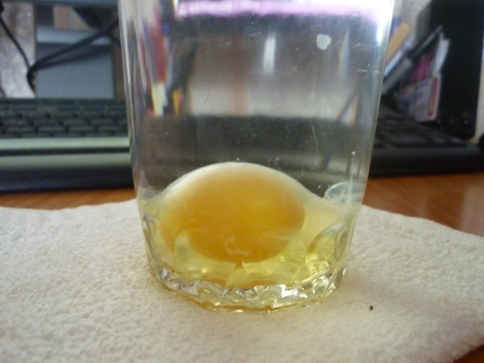 Почему падает яйцо. Выкатывание порчи яйцом. Яйцо в стакане с водой.